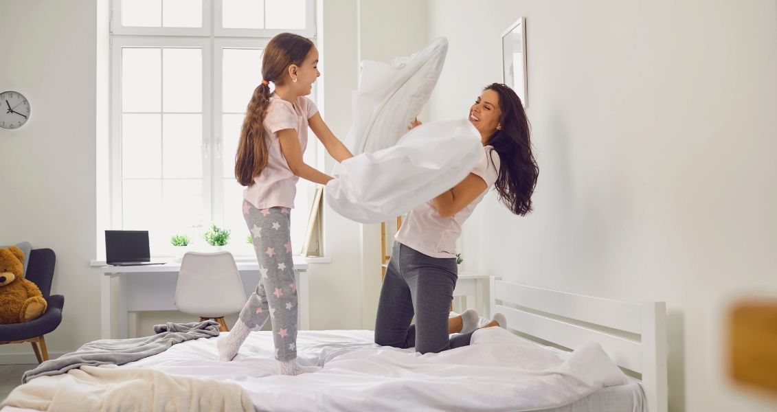 Это день, когда люди по всему миру объединяются ради простой радости – боя подушками, создавая воспоминания, остающиеся на всю жизнь