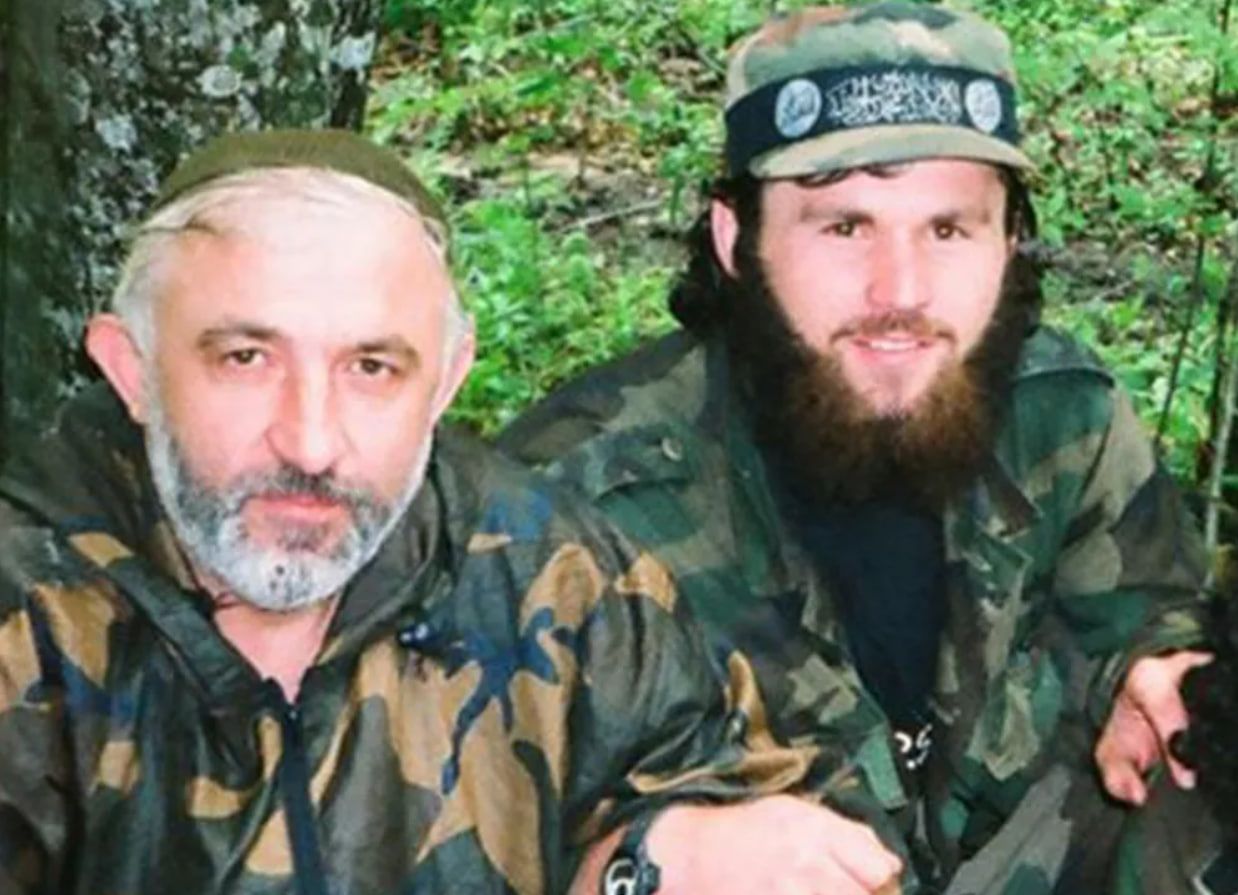 Зелимхан Кангошвили (справа) с президентом Чечни Асланом Масхадовым. Зелимхан Кангошвили (справа) с президентом Чечни Асланом Масхадовым.