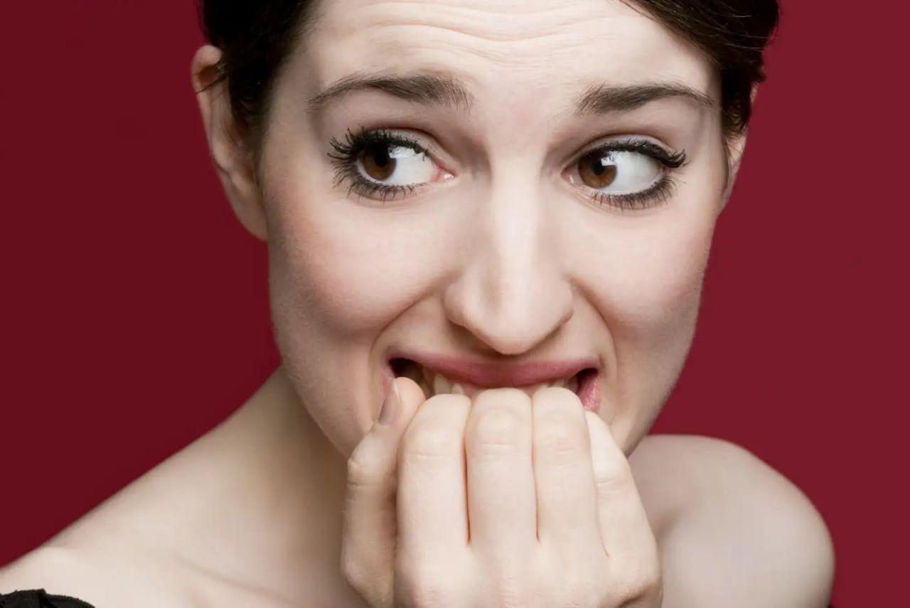 Звичка гризти нігті найсумнішим чином позначається на їхньому стані. Звичка гризти нігті найсумнішим чином позначається на їхньому стані.