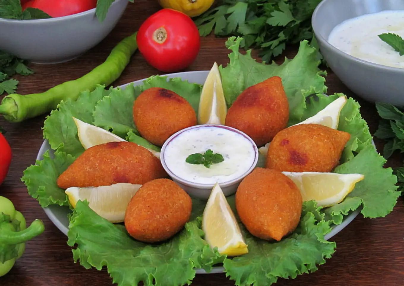 "Ічлі Кёфте" - турецьких котлет з булгура з начинкою з фаршу "Ічлі Кёфте" - турецьких котлет з булгура з начинкою з фаршу