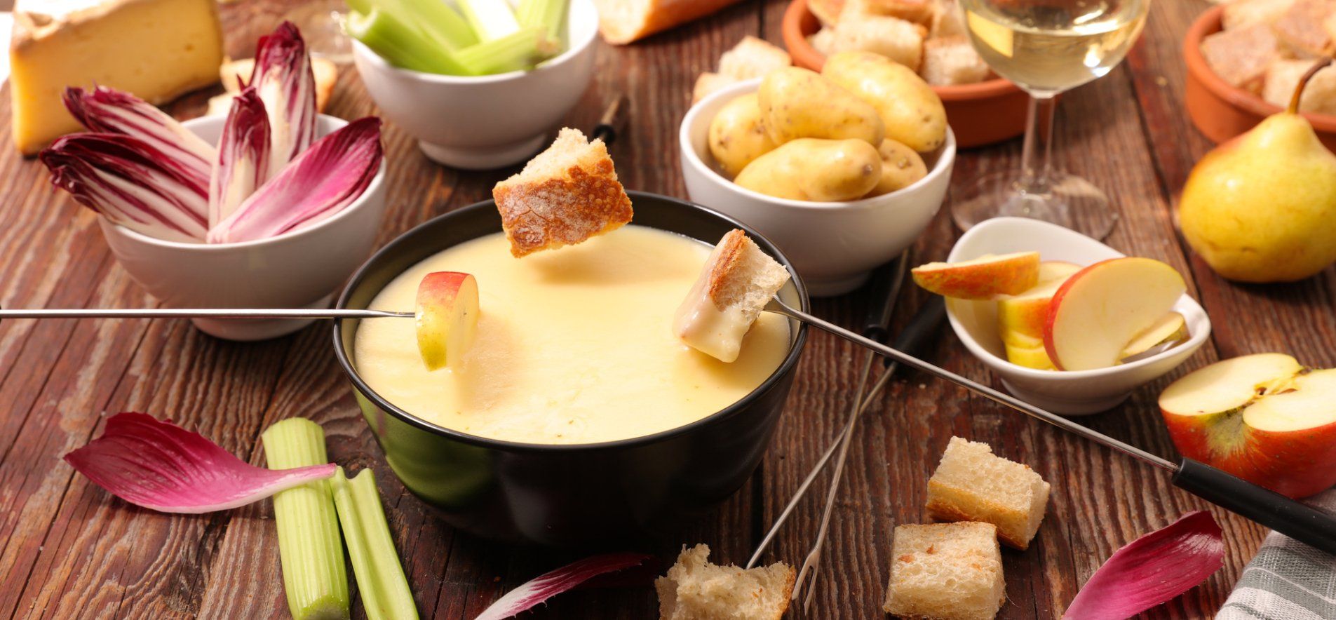 В США сырное фондю стало популярным в середине 1960-х годов после того, как американские туристы открыли красоту этого блюда для себя в Швейцарии