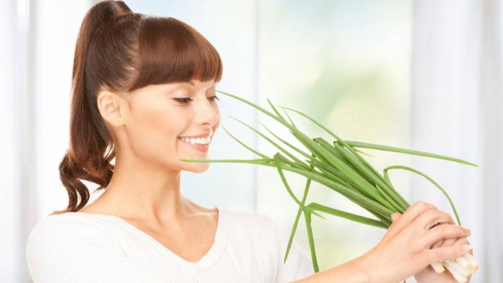 Молода цибуля на порядок корисніша за стару. Молода цибуля на порядок корисніша за стару.