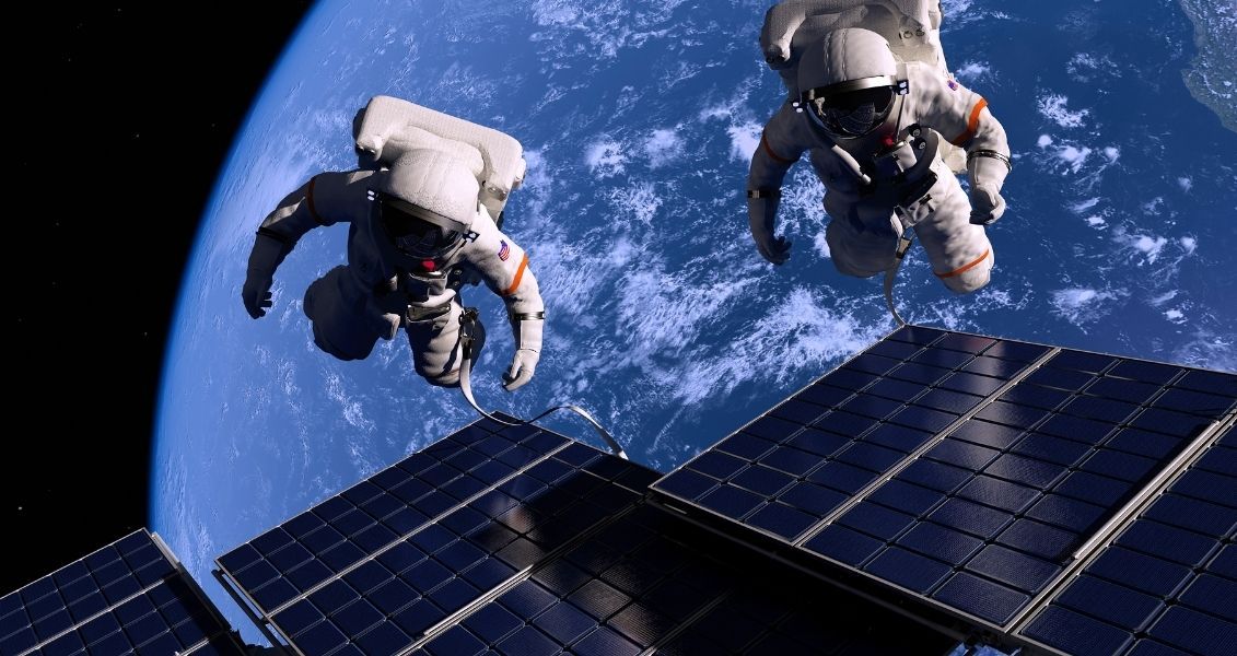 Першим українським космонавтом є Леонід Каденюк, котрий потрапив у космос 19 листопада 1997 року. Але непілотована космонавтика в Україні значно розвиненіша