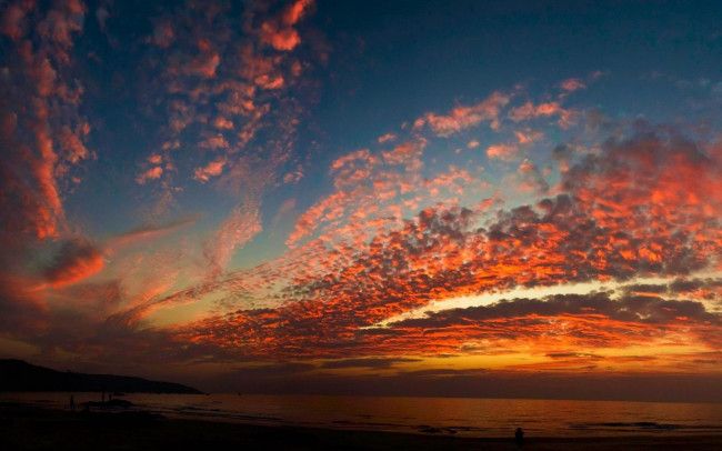 Споглядаючи на небо, можна побачити цікаві візуальні явища: веселку, блискавку, дощові смуги, полярне сяйво. А вночі перед нами відкривається погляд на різноманітні небесні світила (місяць, зірки, інші планети, метеорити, комети)