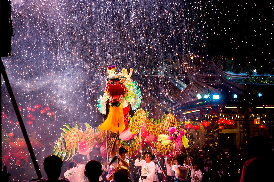 Відвідуючи Таїланд у це свято, ви потрапите в барвистий вир подій, доторкнувшись до місцевої культури і традицій, зможете повною мірою відчути весь колорит цієї країни Відвідуючи Таїланд у це свято, ви потрапите в барвистий вир подій, доторкнувшись до місцевої культури і традицій, зможете повною мірою відчути весь колорит цієї країни