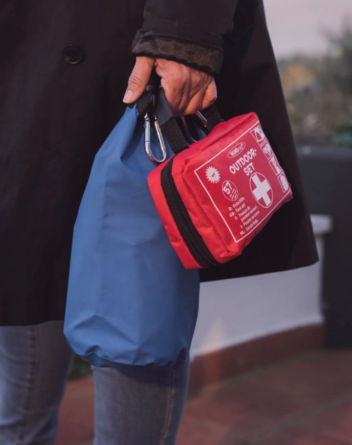 А вместо косметички у агента с собой аптечка. А вместо косметички у агента с собой аптечка.