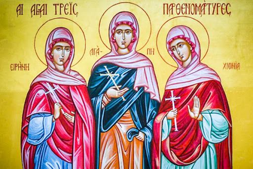 В этот день приветствовали молодоженов, которые поженились в период с осени до весны