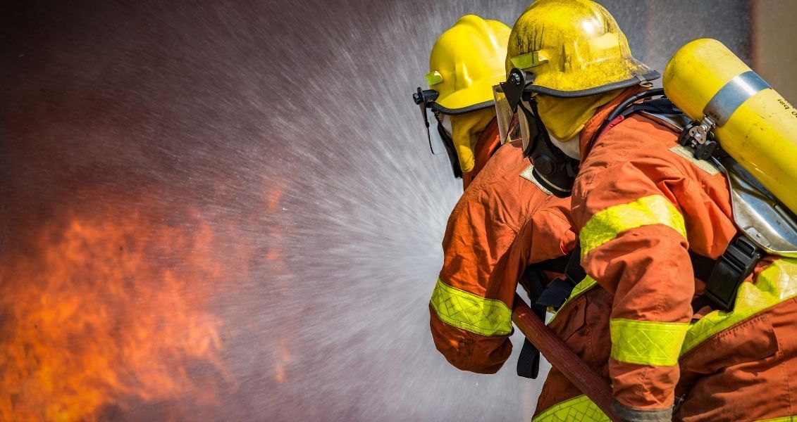 Во время войны пожарные героически первыми идут на помощь и спасение населения, пострадавшего от обрелей врага