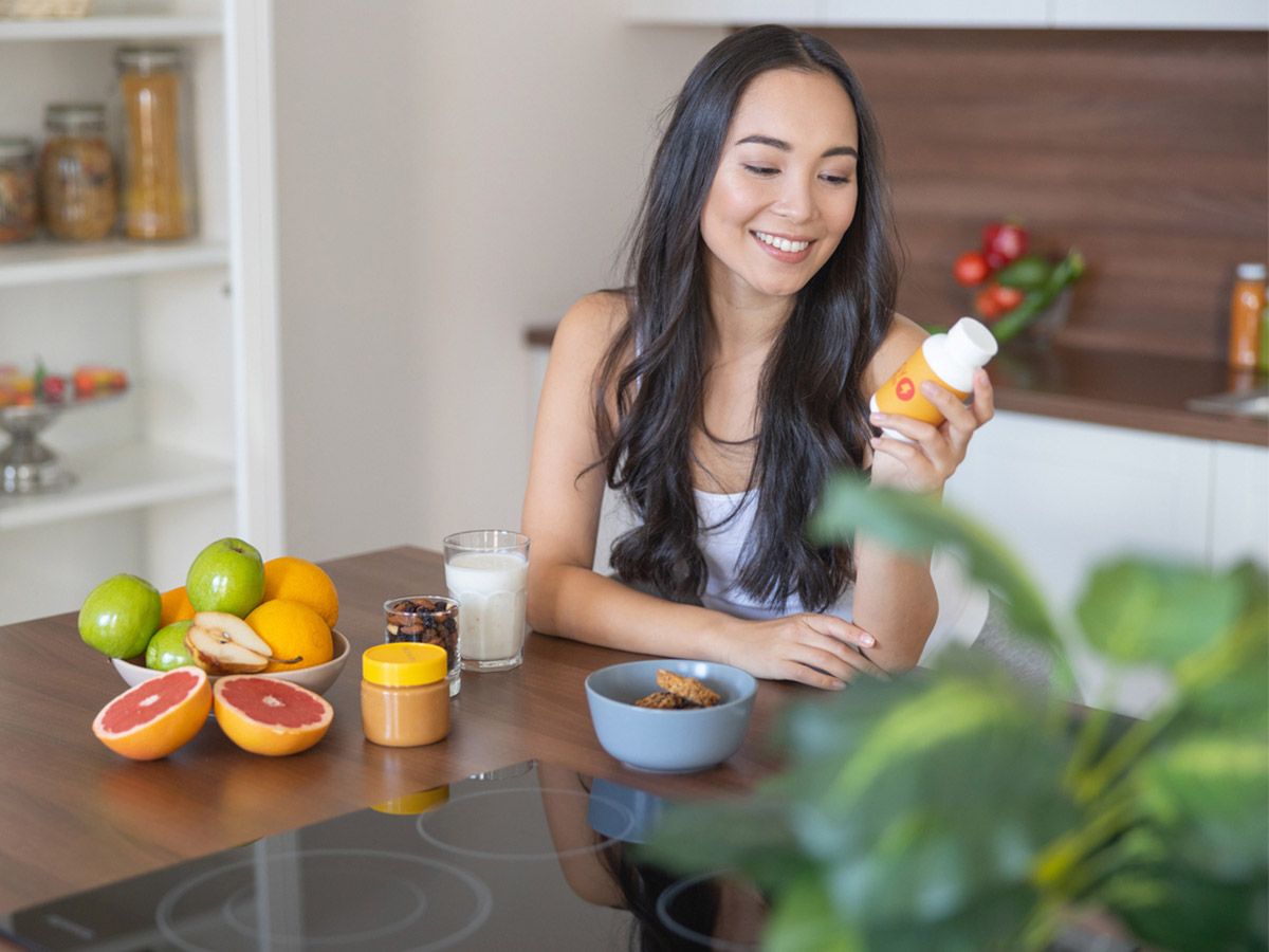 Прийом добавок іноді замінює і нормальний раціон, і здоровий спосіб життя.