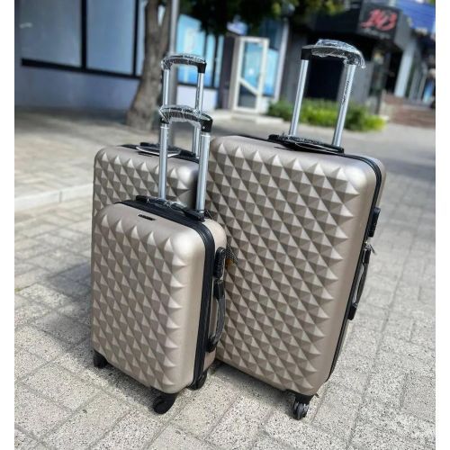 Слово валіза походить від тюркського слова "шабадан" - вузька сумка, прямокутної форми, яку зручно було прикріплювати до сідла під час кочових переходів тюркських племен