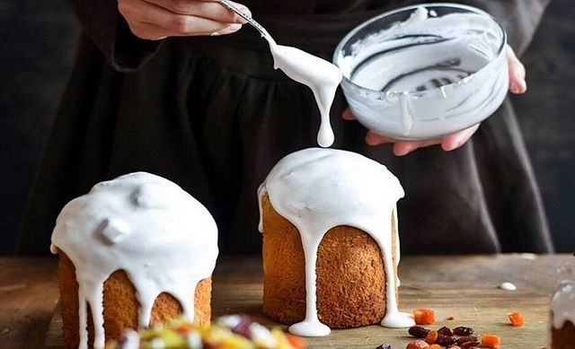 Наносить помадку нужно быстро, пока не застыла. Наносить помадку нужно быстро, пока не застыла.