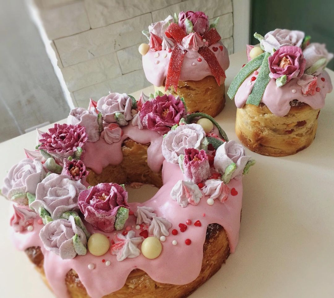 Украшения сейчас такие, что паски становятся похожими на торты. Украшения сейчас такие, что паски становятся похожими на торты.