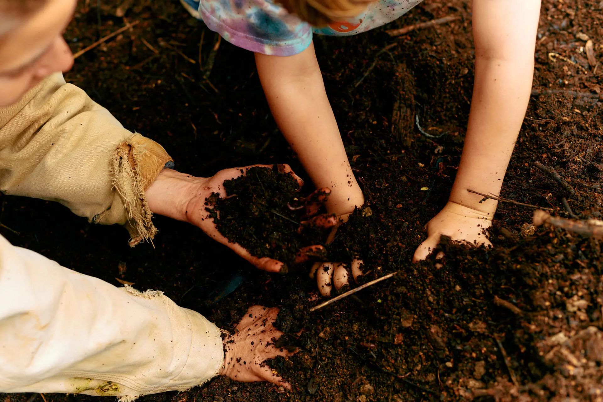 Робіть, як діти - ліпіть із бруду "пироги". Робіть, як діти - ліпіть із бруду "пироги".