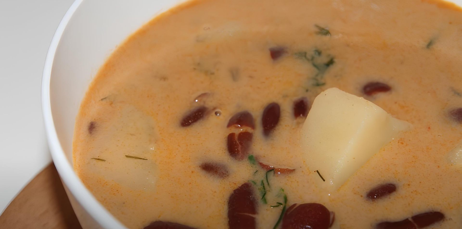 Пасуля - це квасоля, а заправляна вона - сметаною. Цей суп - надзвичайно смачний! 