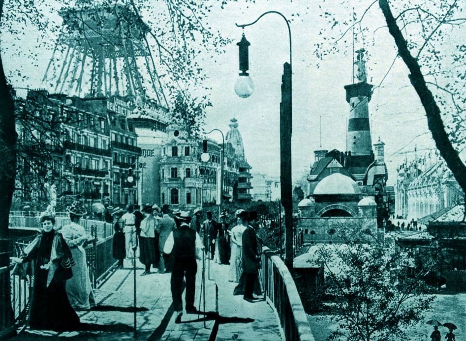 Фотографія рухомого тротуару біля німецького маяка на Всесвітній виставці 1900 року в Парижі.
