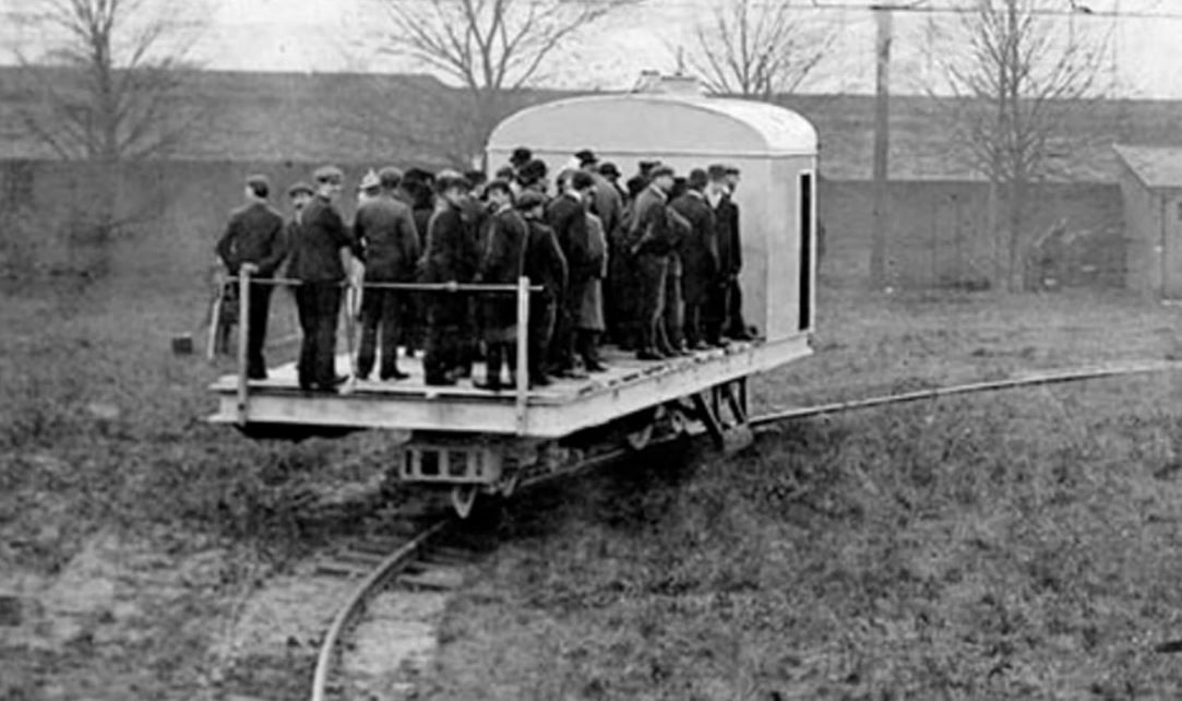 З двох побудованих транспортних засобів один був проданий на металобрухт, а інший використовувався як паркове укриття. 