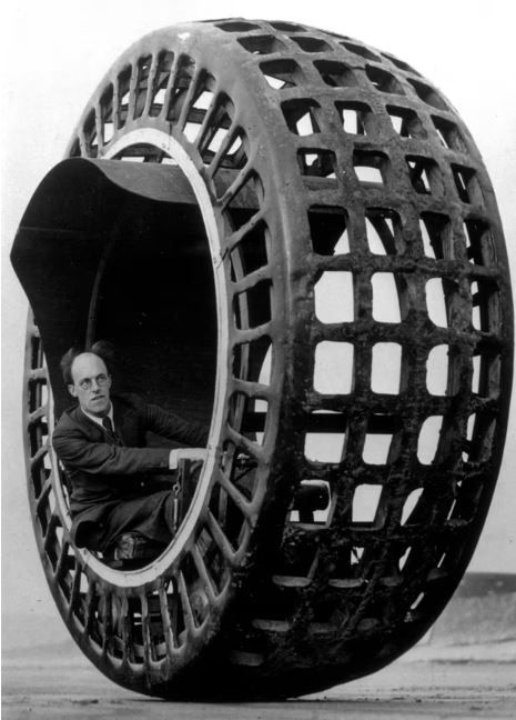 Динасфера - велике (майже 4 м у діаметрі) колеса з шиною, що має форму сітки, з великими квадратними отворами, розташованими правильними лініями. 