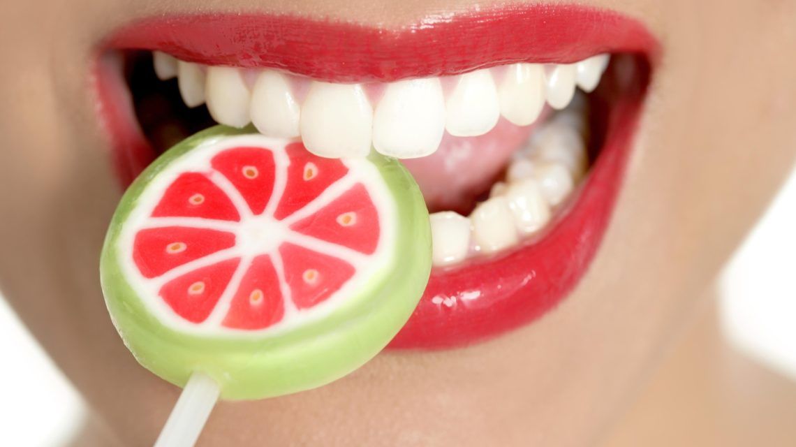Льодяники - це і багато цукру, і ризик травмувати зуби.