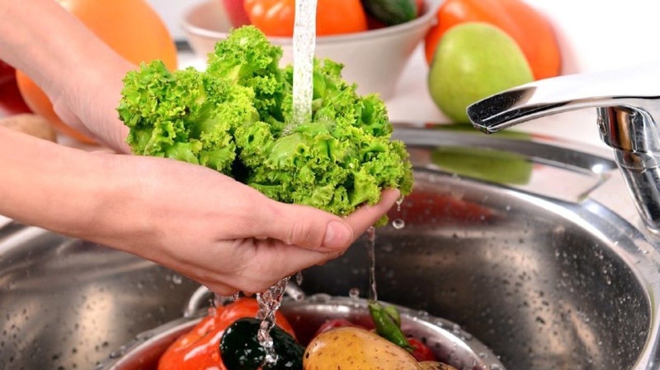 Просто мытья недостаточно, нужно еще и замочить. Просто мытья недостаточно, нужно еще и замочить.