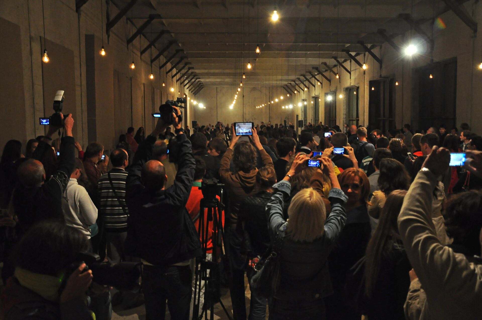 Лампочки, по замыслу художника, не просто мигают – они передают пульс сердца реальных людей!