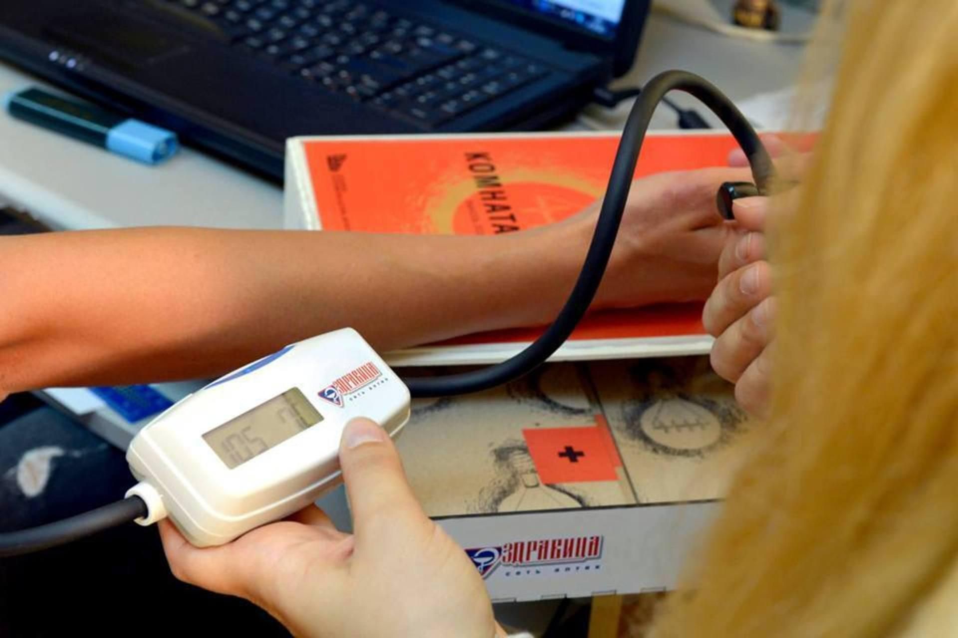 Когда посетитель касался датчика, компьютер определял его пульс, заставляя ближайшую лампочку мигать