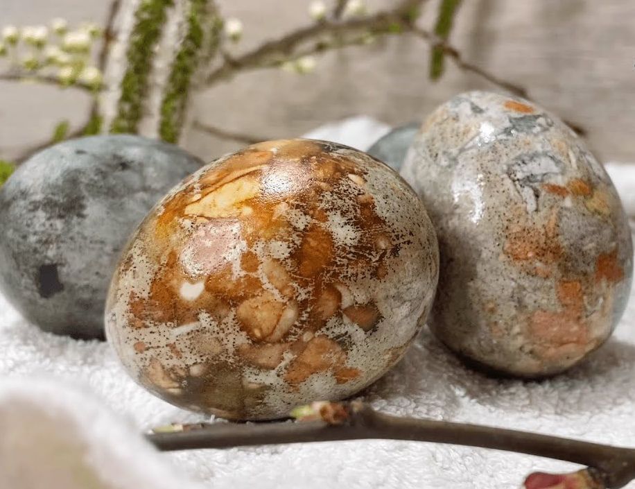 Растительное масло придаст готовым яйцам блеск. Растительное масло придаст готовым яйцам блеск.