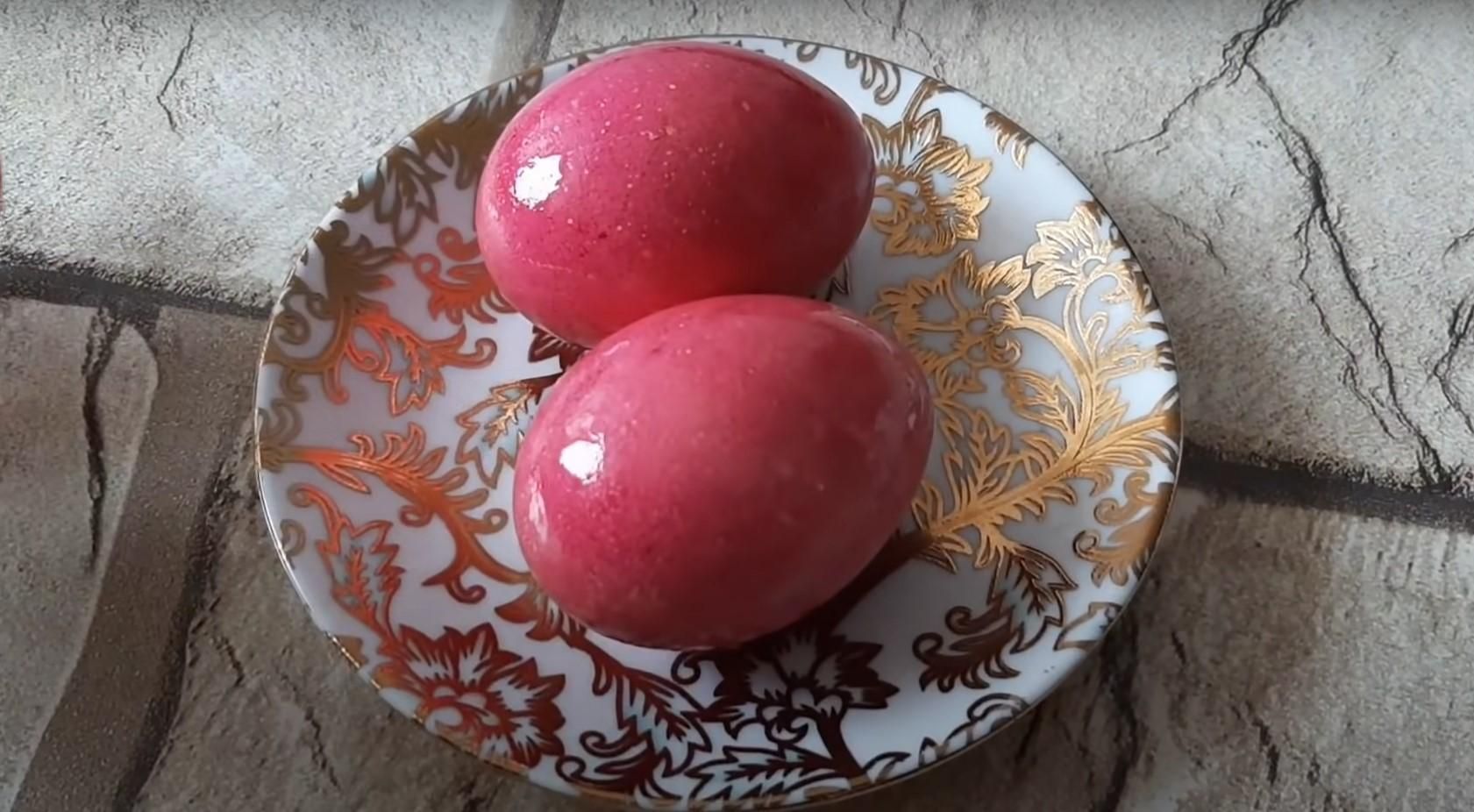 Свекольный отвар выглядит не очень, а вот яйца после него получаются красивые. Свекольный отвар выглядит не очень, а вот яйца после него получаются красивые.