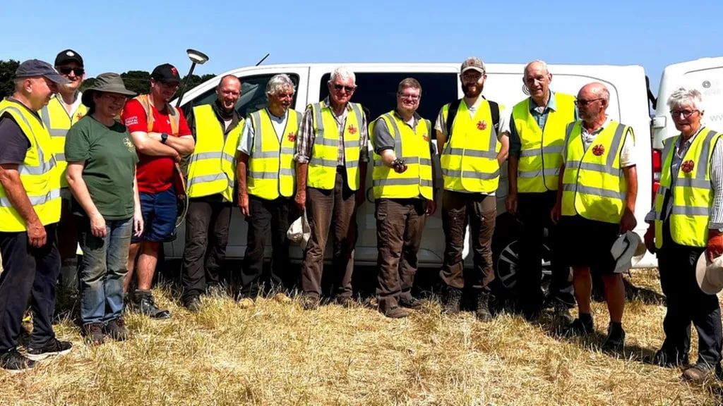 Группа волонтеров планирует вернуться в место, где был найден додекаэдр, в надежде найти больше доказательств Группа волонтеров планирует вернуться в место, где был найден додекаэдр, в надежде найти больше доказательств