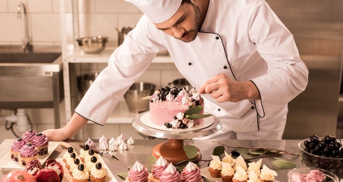 Умение совмещать между собой разные ингредиенты также важно для профессионального кондитера Умение совмещать между собой разные ингредиенты также важно для профессионального кондитера