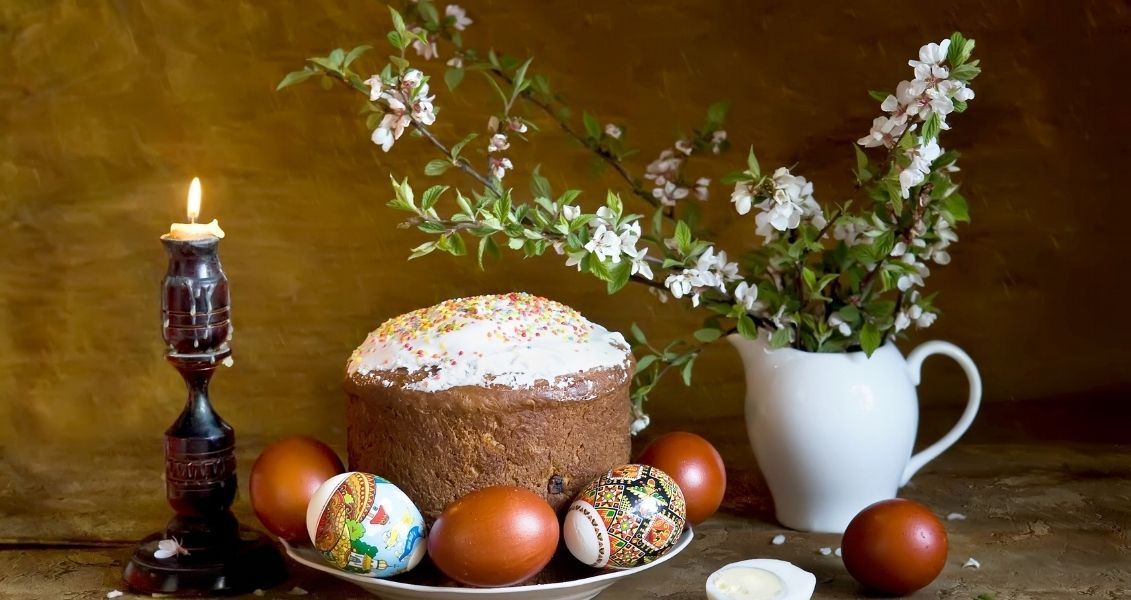 На Великдень прийнято ходити в гості та запрошувати гостей до себе. При цьому запрошують зазвичай добре знайомих людей, родичів чи друзів, спілкування з якими буде приємним і радісним