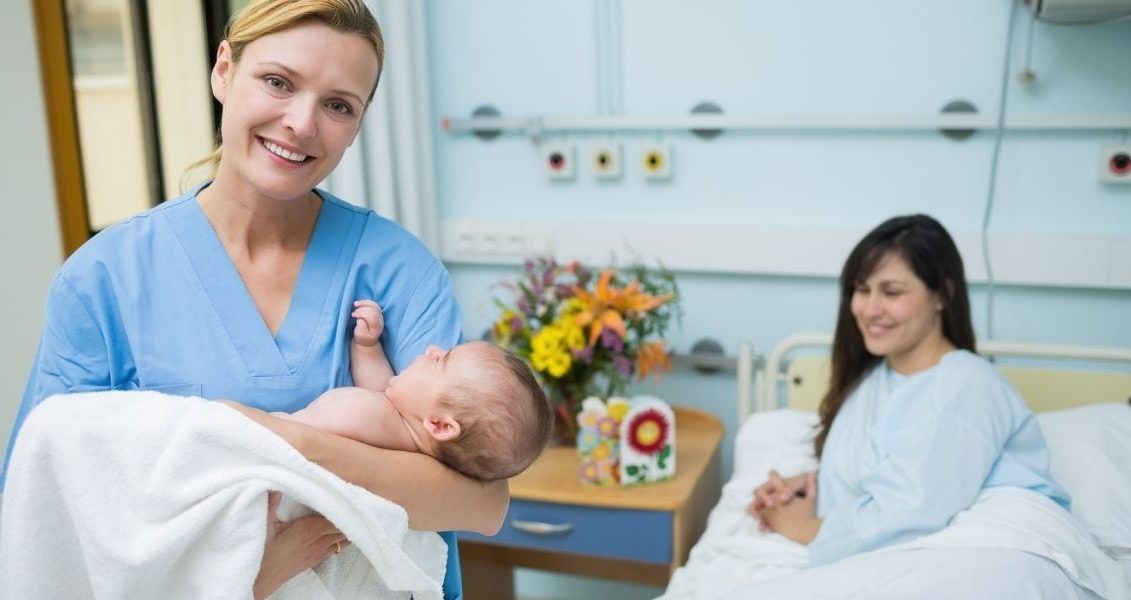 Щодня на нашій планеті відбувається близько 400 000 пологів. І стільки ж акушерок цього дня вперше беруть новонароджених малюків на руки та сповіщають новоспечених мам про народження дівчинки чи хлопчика