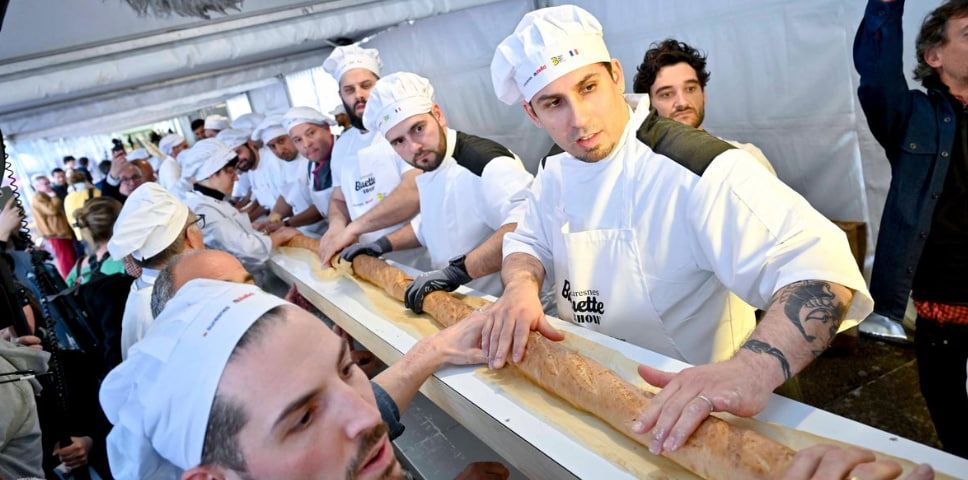 Считается, что ежесекундно во Франции продается около 320 багетов, но это не помешало другим странам побороться за звание самого длинного багета в мире Считается, что ежесекундно во Франции продается около 320 багетов, но это не помешало другим странам побороться за звание самого длинного багета в мире