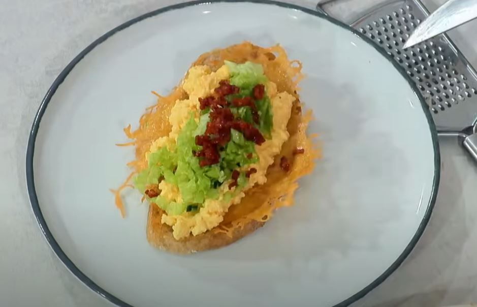 Такой тост выглядит очень аппетитно!