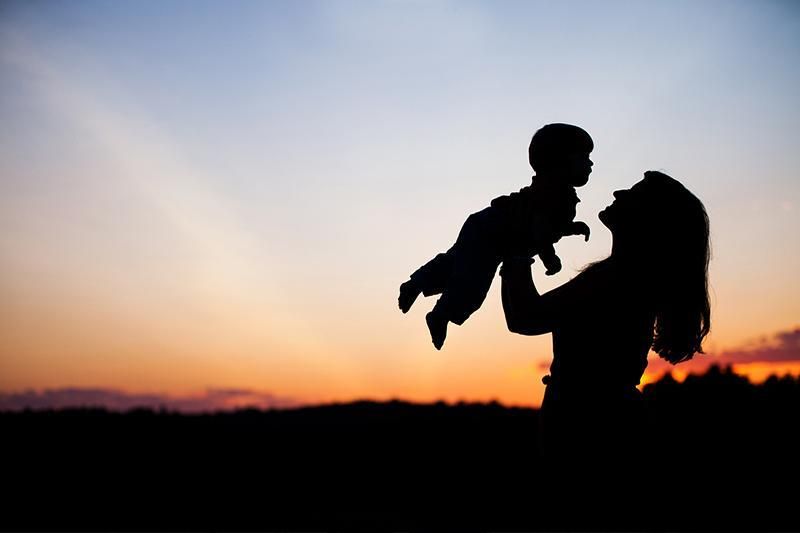 Этот праздник позволяет людям искать покровительства и помощи Божией Матери, выражая при этом благодарность за самоотверженность матерей