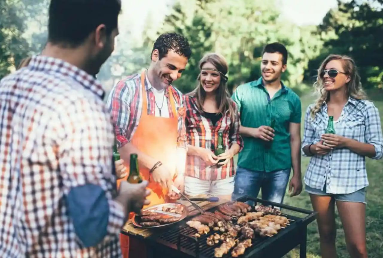 Думать о чистке решетки во время пикника как-то не получается. Думать о чистке решетки во время пикника как-то не получается.