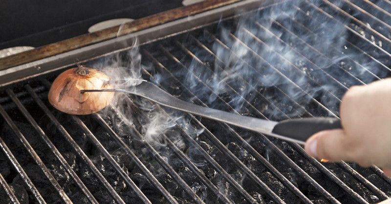 Оставшаяся от шашлыка луковица пригодится. Оставшаяся от шашлыка луковица пригодится.