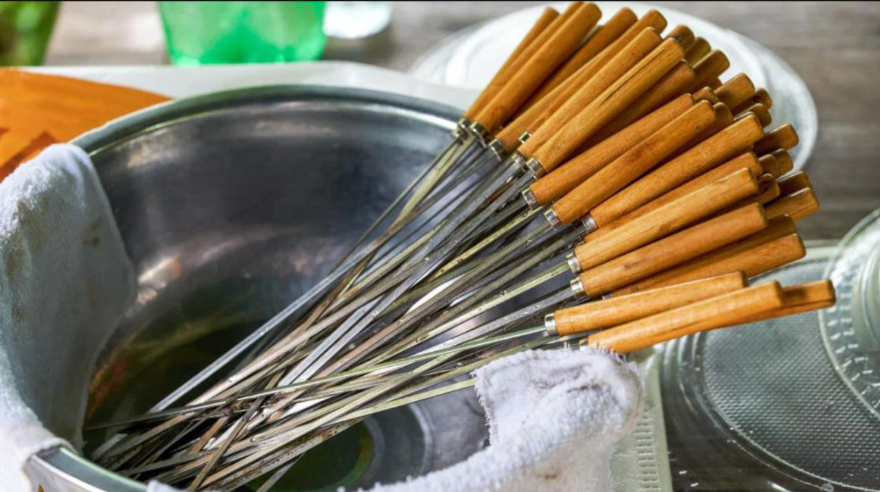 Проварить шампуры можно в солевом, содовом или мыльном растворе. Проварить шампуры можно в солевом, содовом или мыльном растворе.