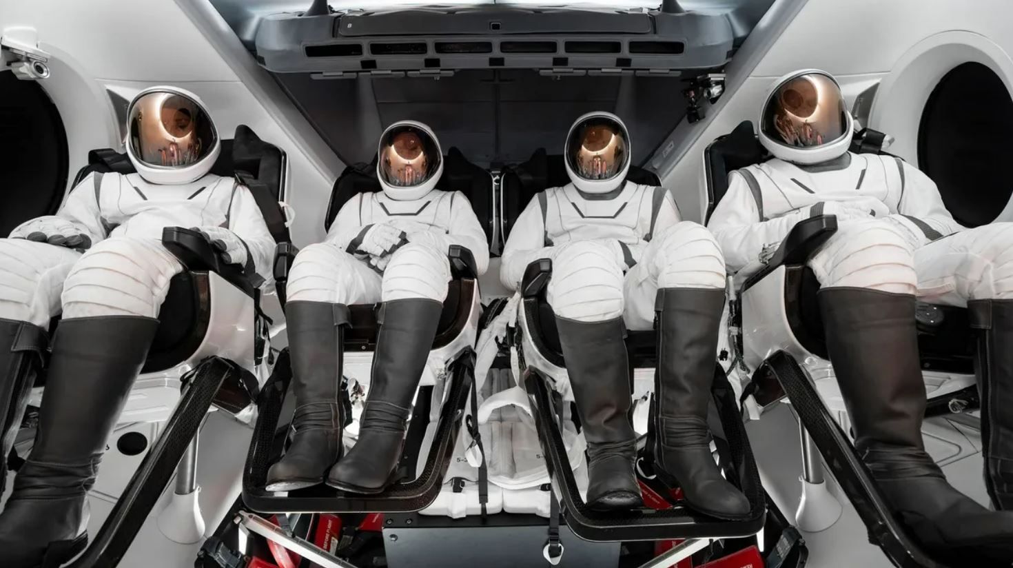 SpaceX вважає ці костюми вирішальними для планів щодо польотів мільйонів людей на Місяць та Марс в майбутньому, хоч нещодавно ми й побачили, що ця мета не така проста, як думав Ілон Макс :)