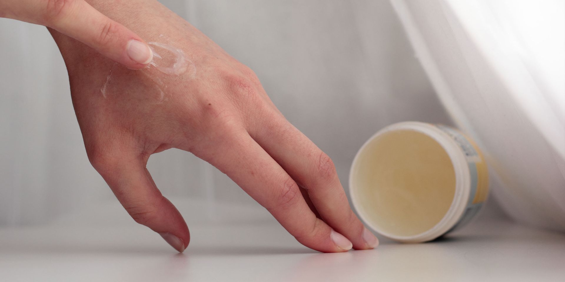 У медицині вазелінова мазь чудово допомагає при опіках, запаленнях, пораненнях; ефективна для сухої, загрубілої шкіри