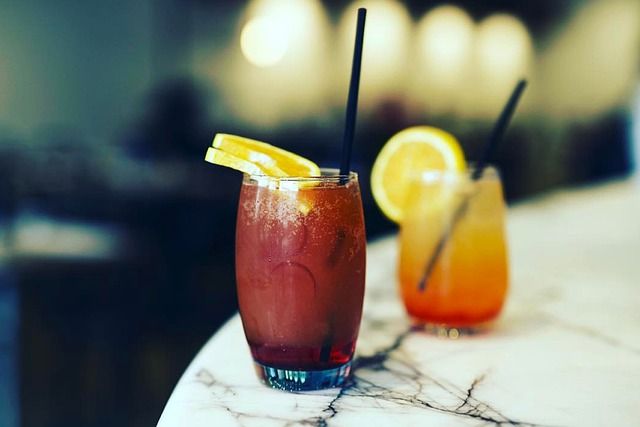 По времени употребления коктейли делятся на группы: аперитивы (их подают перед едой); дижестивы (пьются во время еды или после); и другие (такие коктейли можно подавать в любое время)