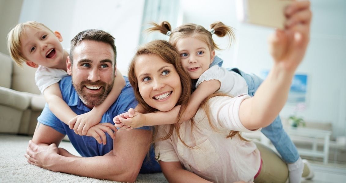 Этот день подчеркивает важность семьи как основы, первичного звена любого человеческого сообщества. Так что чем крепче и стабильнее будут семьи, тем больше стабильности в хорошем понимании будет иметь общество Этот день подчеркивает важность семьи как основы, первичного звена любого человеческого сообщества. Поэтому чем крепче и стабильнее будут семьи, тем больше стабильности в хорошем понимании будет иметь общество