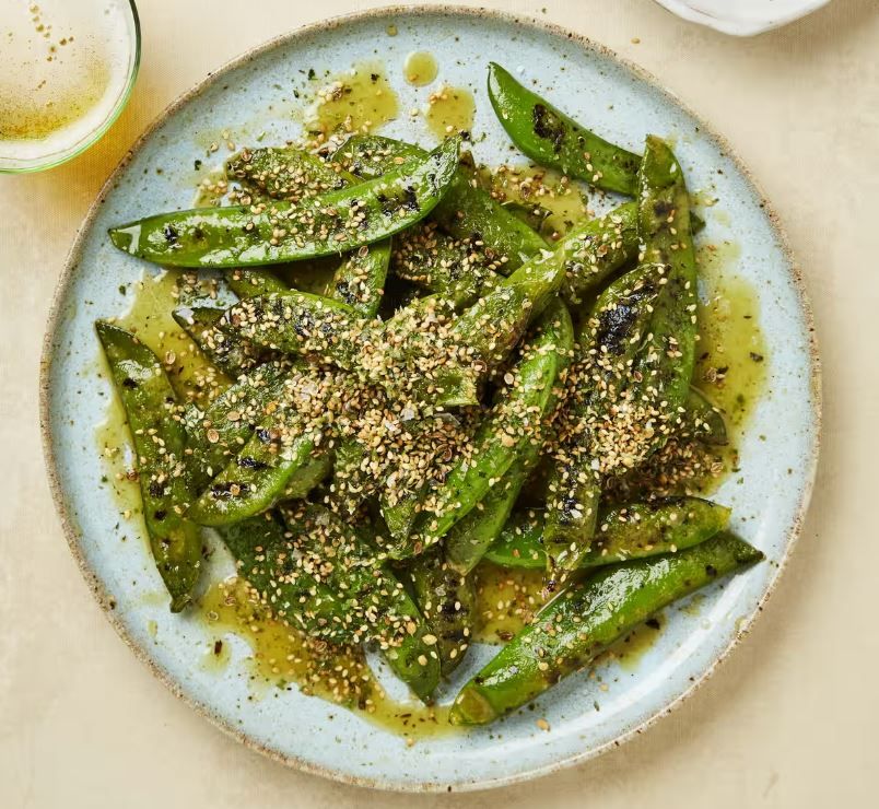 Это блюдо можно подать вместе с гарниром, чтобы было острее - без особой остроты.