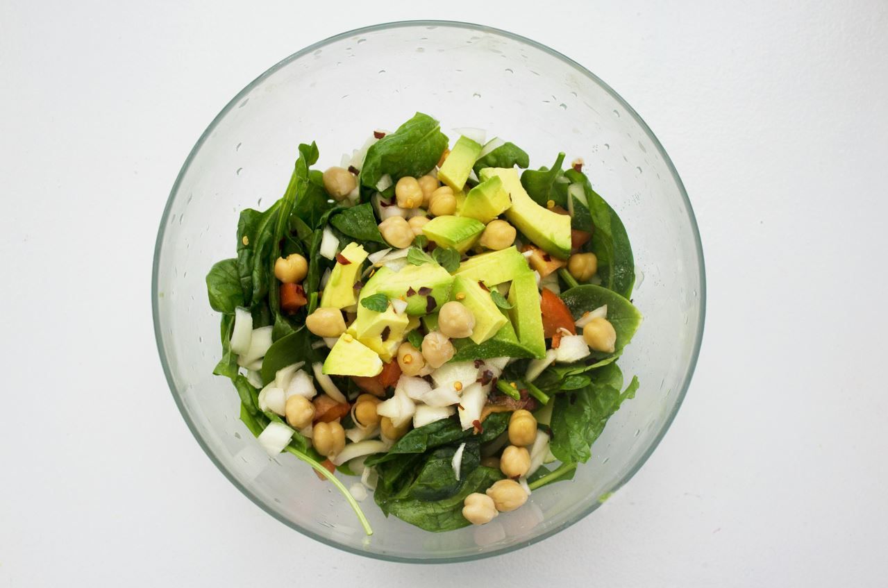 Не стоит недооценивать салаты с бобовыми и консервированные версии фасоли и гороха!