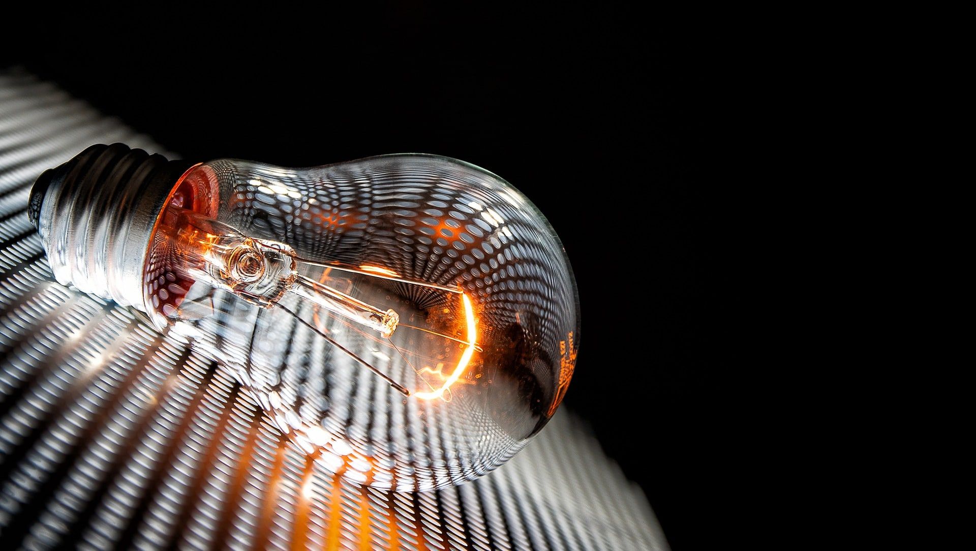 До 16 мая организуют различные научные мероприятия, объединенные общей темой (фестивали, лекции, лабораторные опыты, семинары и т.д.)