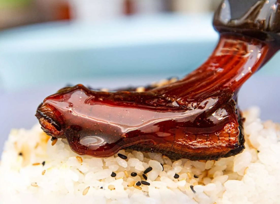 этот соус, или его можно охладить, вылить в соусник и подавать отдельно с рыбными блюдами.