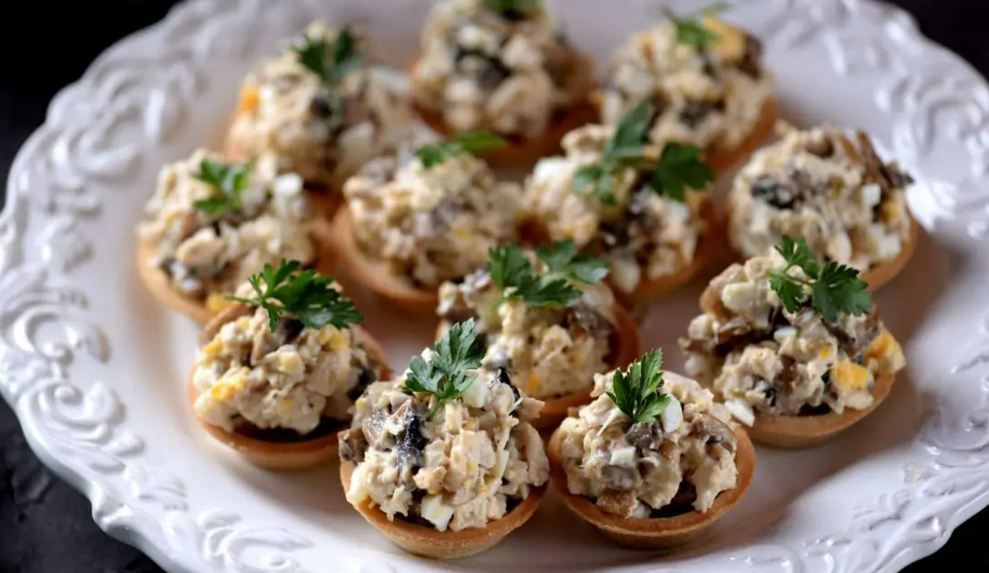 Эта закуска будет отлично смаковать как на свежем воздухе, так и дома, тем более что по случаю ее можно разогреть в духовке или микроволновке.