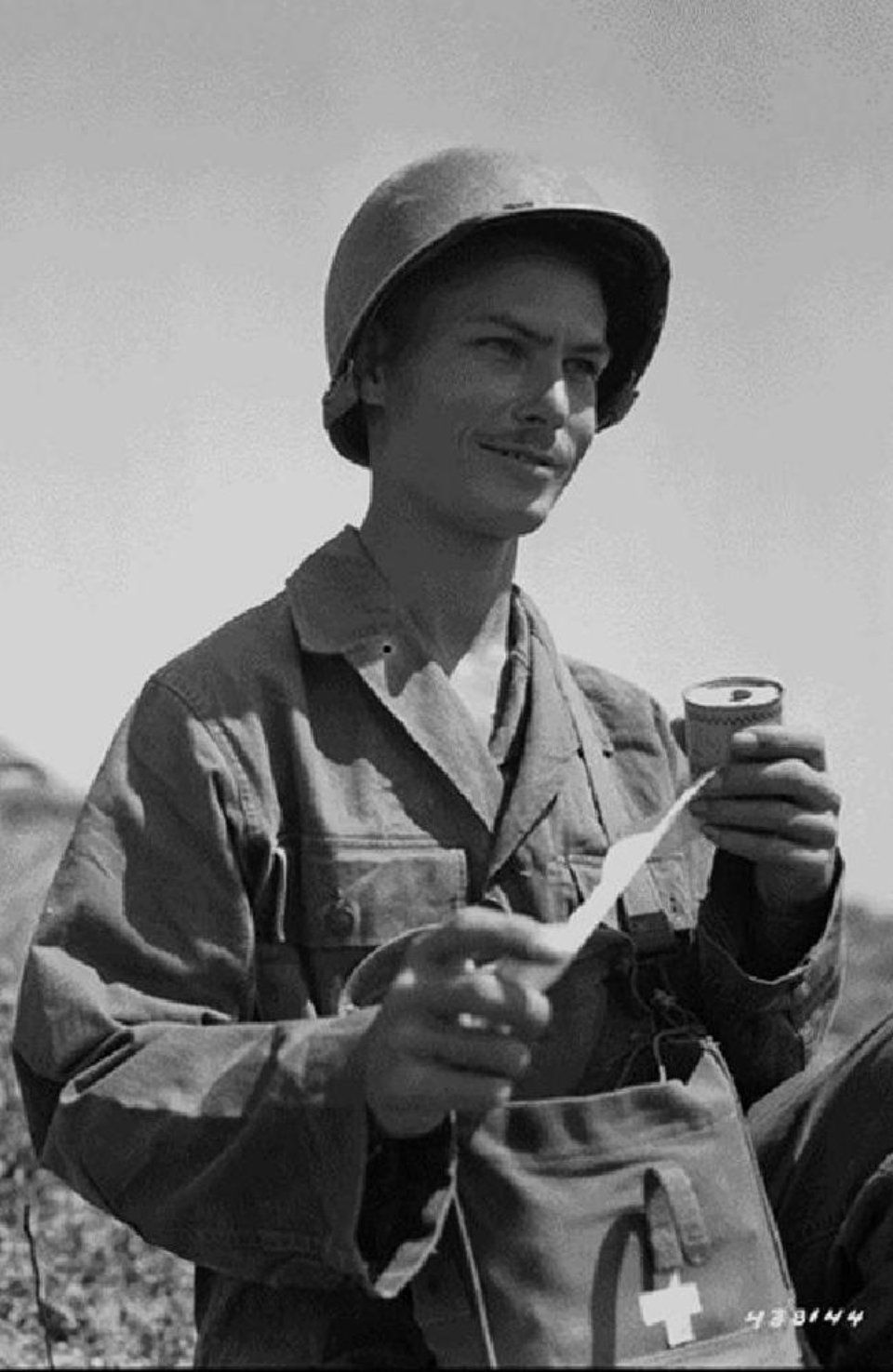 За заслуги у битві за Лейте під час звільнення Філіпін та битві за Окінаву Доса нагородили Бронзовою зіркою та найвищою нагородою США — медаллю Пошани За заслуги у битві за Лейте під час звільнення Філіпін та битві за Окінаву Доса нагородили Бронзовою зіркою та найвищою нагородою США — медаллю Пошани