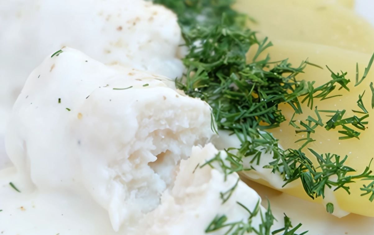 Норвежские рыбные клецки подаются с белым соусом и отварным картофелем и овощами на пару.