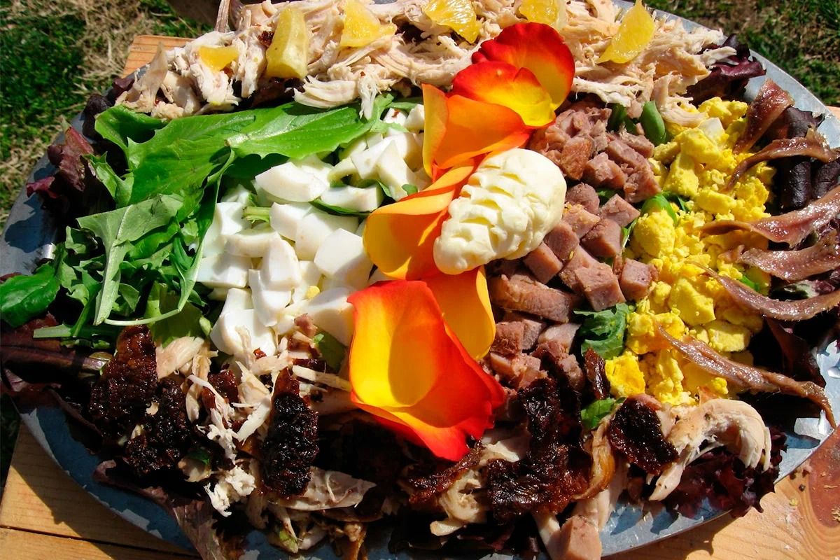 К пиратскому салату сальмагунди добавляли все съедобное, что оказывалось под рукой. К пиратскому салату сальмагунди добавляли все съедобное, что оказывалось под рукой.