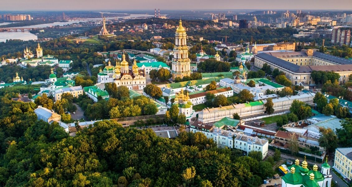 Название главной улицы города происходит от названия местности - Крещатой долины или Крещатого оврага. В плане города, датированном 1837 годом, улица называлась Крещатицкой